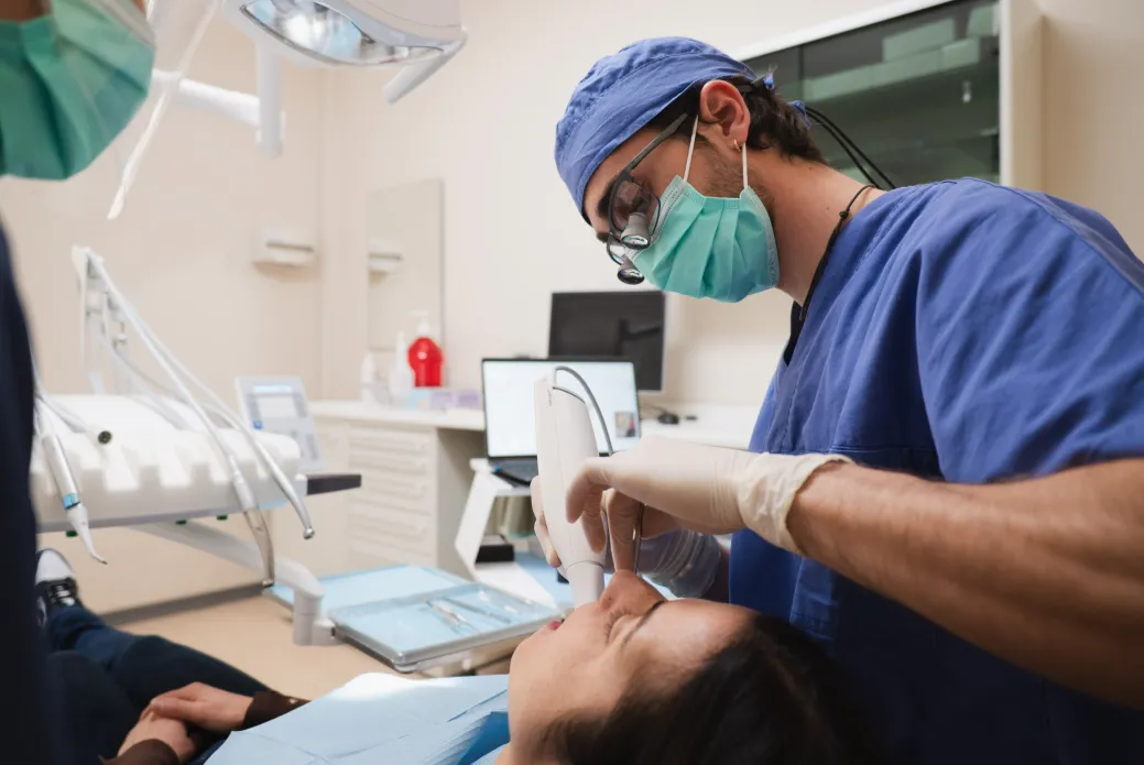protocollo-favro-save-parodontologia-studio-dentistico-favro-cuneo Dentista dello Studio Dentistico Favro durante una seduta odontoiatrica su una paziente nell’ambito del percorso Favro Save.