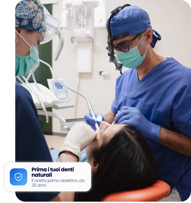 studio-dentistico-favro-dentista-cuneo Dentista e assistente dello Studio Dentistico Favro durante il trattamento di una paziente nello studio di Cuneo.