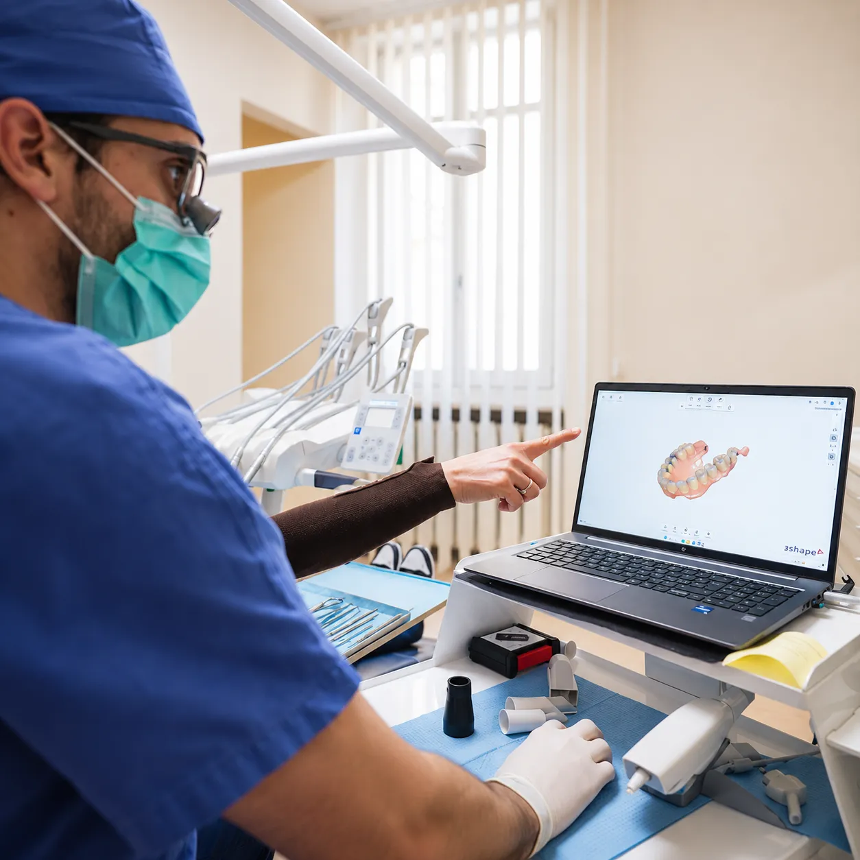 cure-ortodontiche-cuneo ortodontista che mostra la scansione digitale per trattamento con allineatori trasparenti