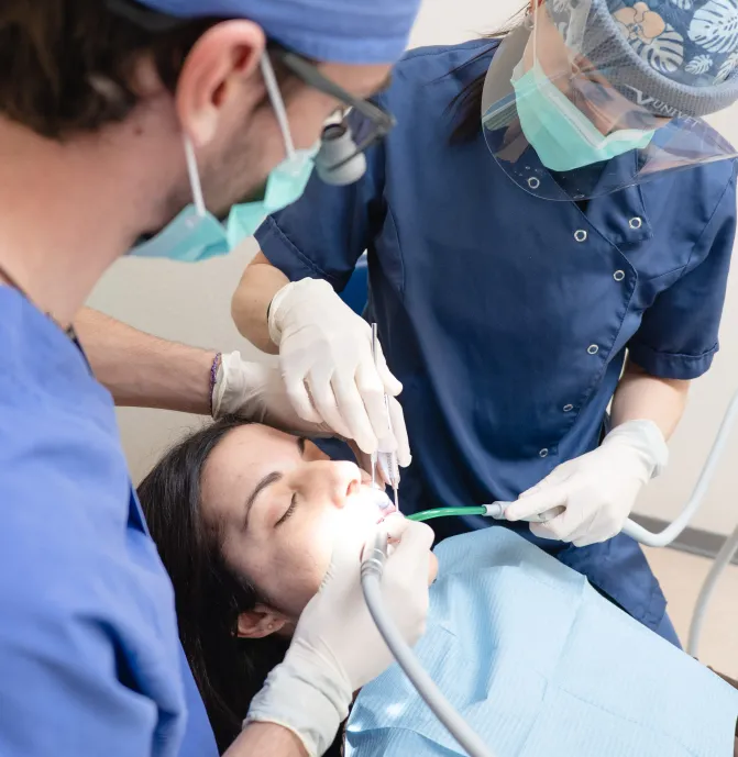 il-metodo-studio-dentistico-favro Dentista dello Studio Dentistico Favro durante una seduta odontoiatrica su una paziente nell’ambito del percorso Favro Save.