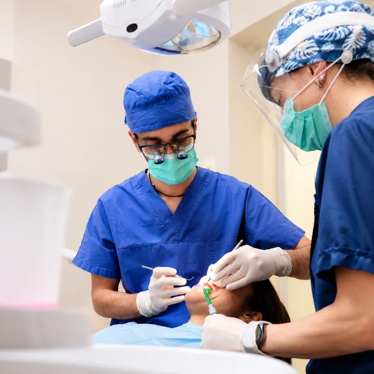 impianti-dentali-cuneo odontoiatra e assistente che controllano lo stato di un impianto dentale