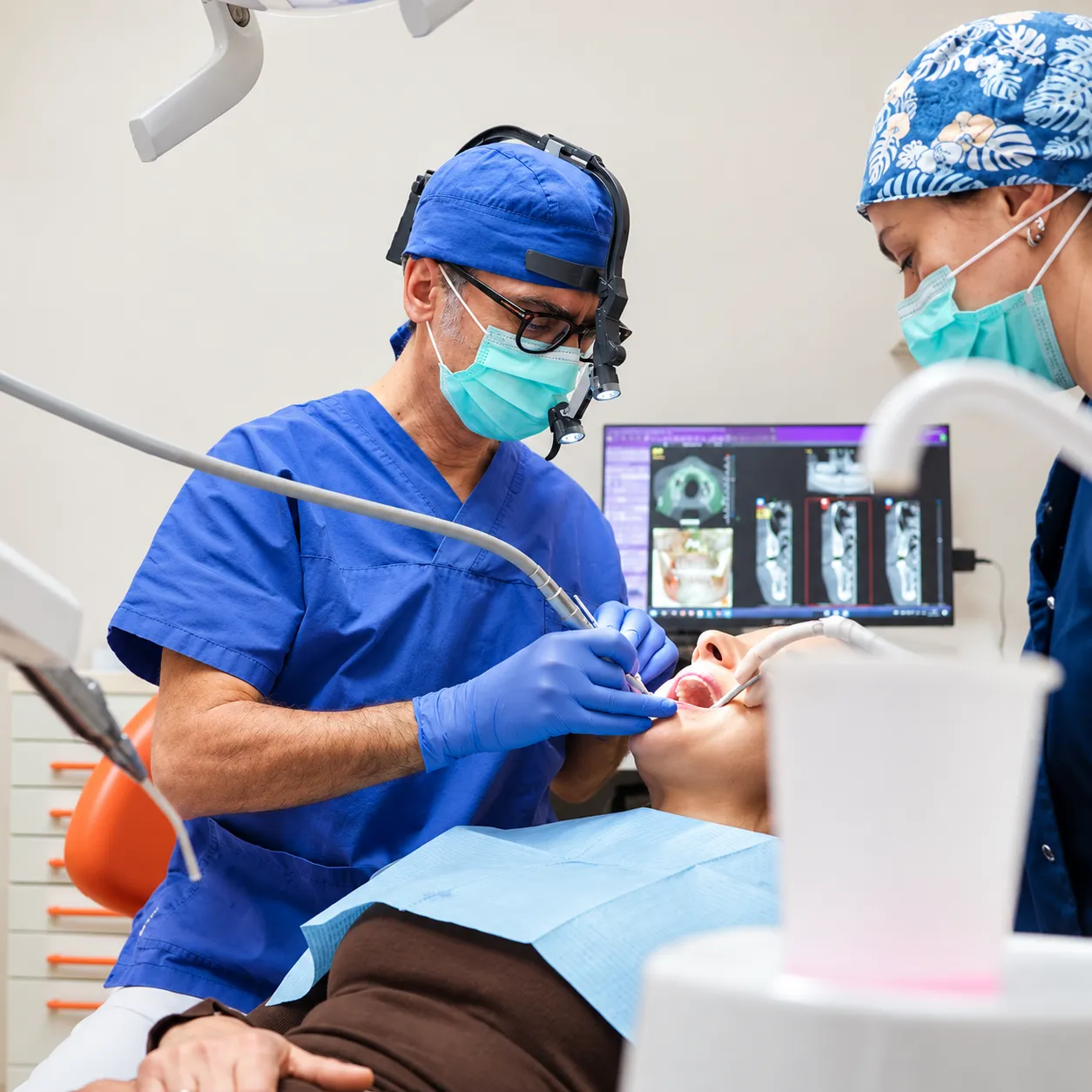 parodontologo-brescia Trattamento di parodontologia eseguito dal dentista con assistente alla poltrona