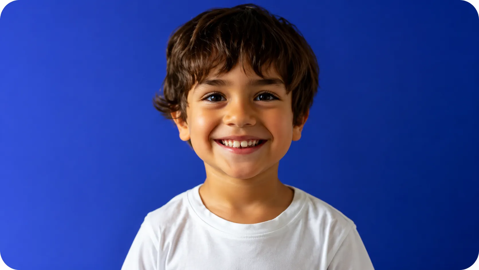 pedodonzia-dentista-bambini-studio-dentistico-favro-cuneo Bambino sorridente su sfondo blu, immagine dedicata alle visite e alle cure odontoiatriche per i più piccoli