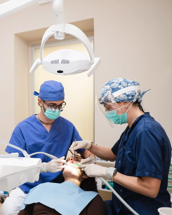prima-visita-studio-dentistico-cuneo-favro-dentista Dentista e assistente dello Studio Dentistico Favro durante la valutazione clinica di una paziente nello studio di Cuneo.