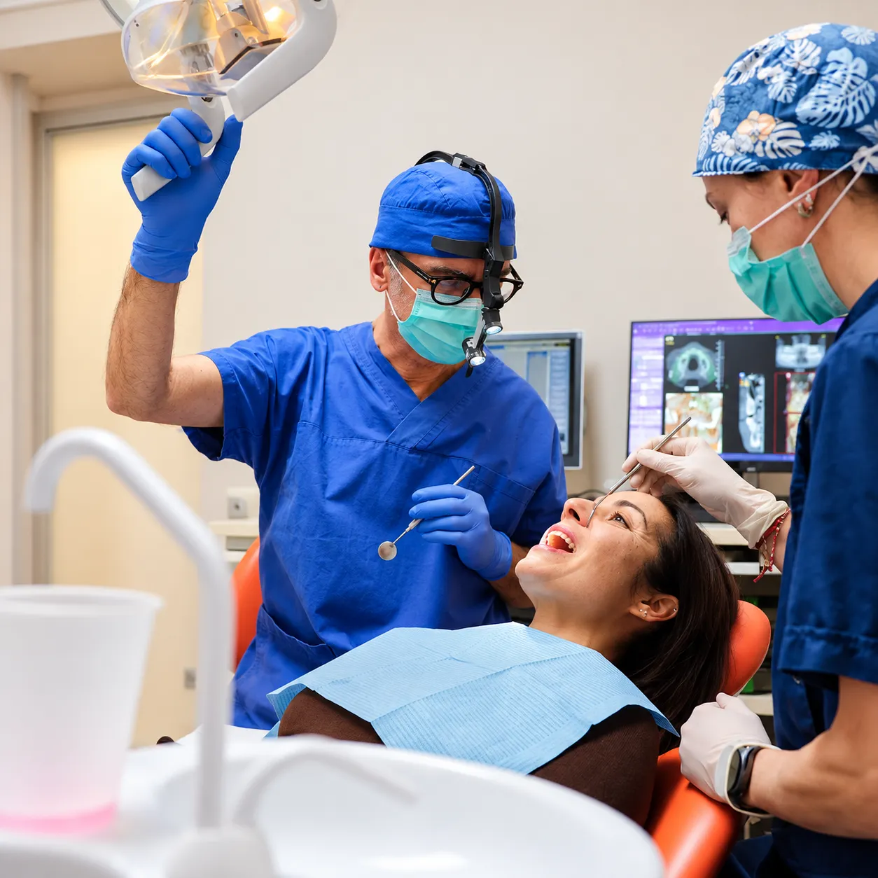 pulizia-denti-cuneo igienista dentale con assistente presso lo studio dentistico Favro a Cuneo in procinto di iniziare una seduta di igiene professionale