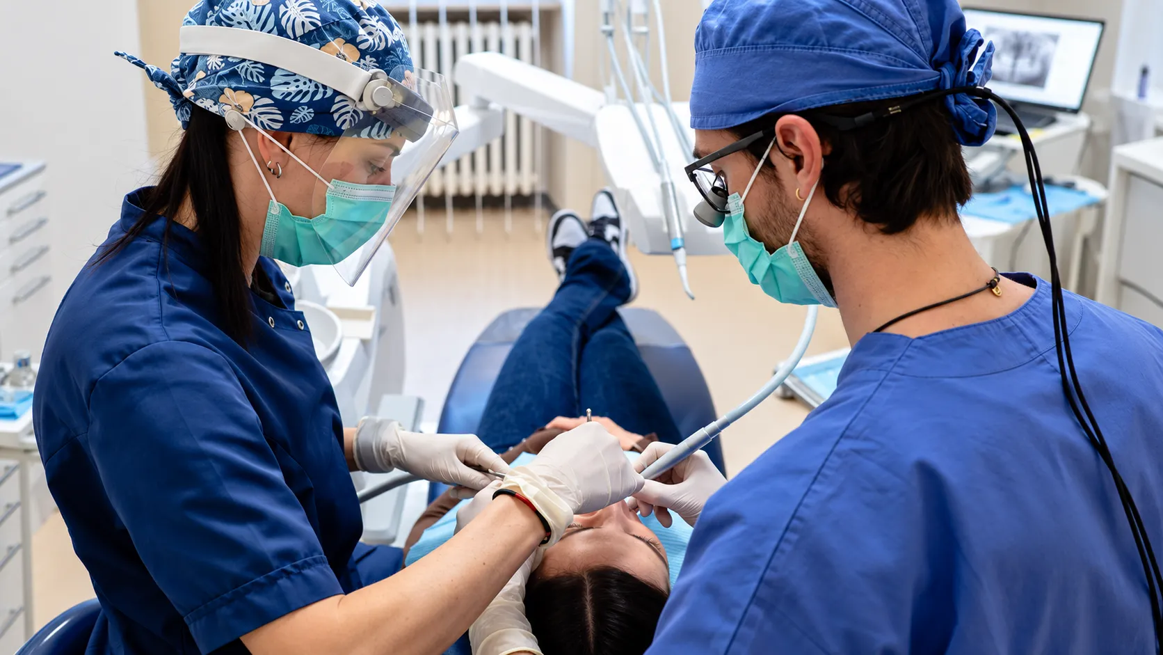 team-dentistico-durante-trattamento-cuneo Team dello Studio Dentistico Favro durante un trattamento odontoiatrico a Cuneo