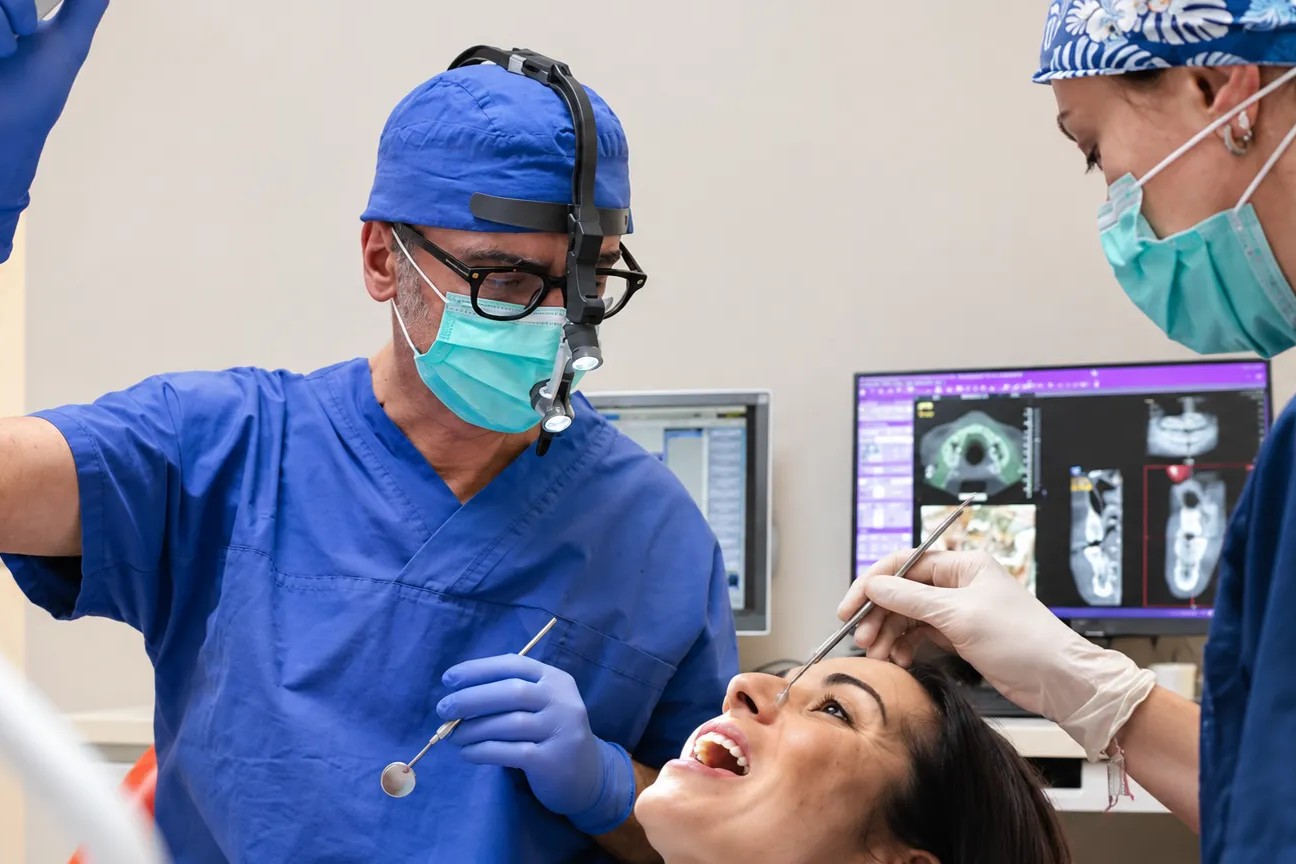 Dentista dello Studio Favro durante la visita di una paziente nello studio dentistico di Cuneo